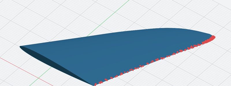Eine Tragfläche in der Dickenprüfung: entlang der ganzen Endleiste sitzen rote Marken, wo das Teil dünner ist als 1,2 Millimeter